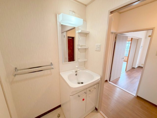 洗面設備　身支度が出来る独立洗面台です。