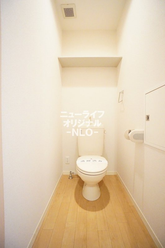 トイレ　吊り棚があるので備品のストックを置くことができます☆