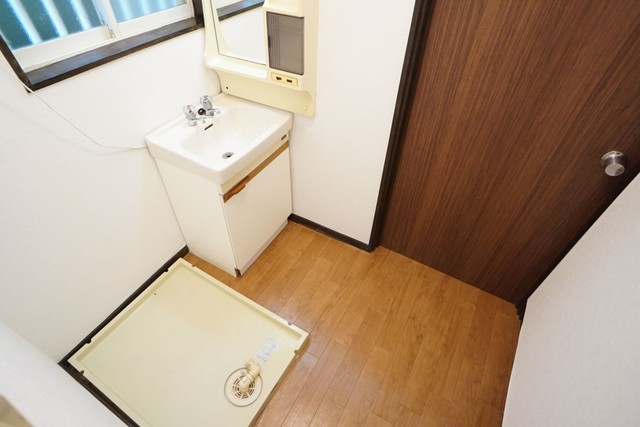 洗面設備　【脱衣場】このお家賃で脱衣所付！洗濯機置場も室内！