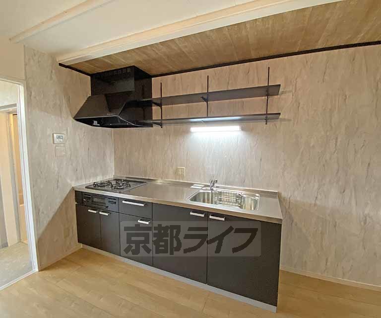 キッチン　ワイドで収納たっぷりのシステムキッチンです。