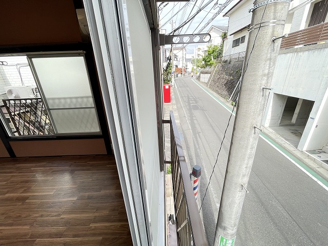 バルコニー　洋室6帖のお部屋の窓から洗濯物が干せます♪南向きなのでお洗濯