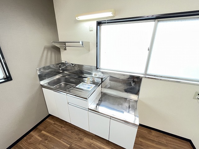 キッチン　換気のできる窓のあるキッチンはガスコンロ設置可能☆ご自身でお