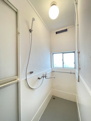 バス・シャワールーム　シャワールームがあります♪小窓があるので湿気がこもりにくくて