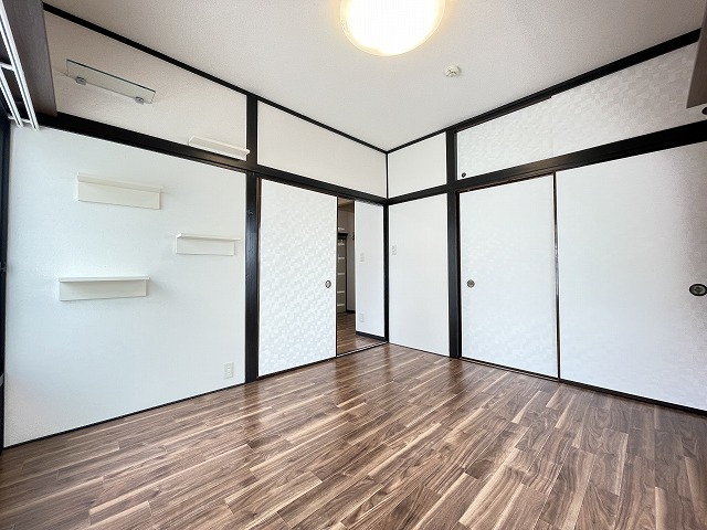 その他部屋・スペース　南向き洋室6帖☆クローゼットがあります♪お洋服の多い方もお部