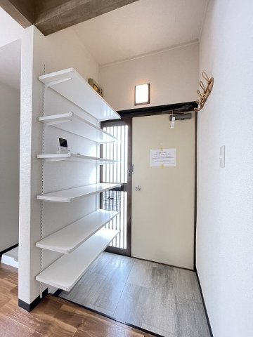 玄関　シューズラック付きで玄関すっきり片付きます！お客様もスムーズ