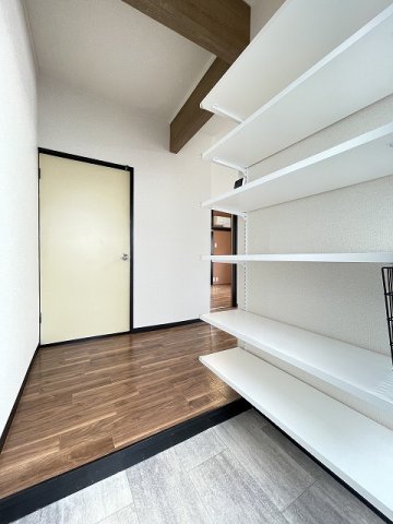 眺望　玄関から室内への景観です！玄関を入るとすぐにダイニングキッチ