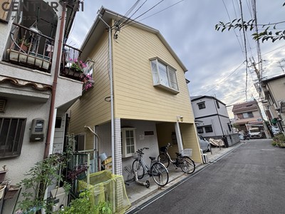 建物外観　インターホンはカメラ付きで安心です。