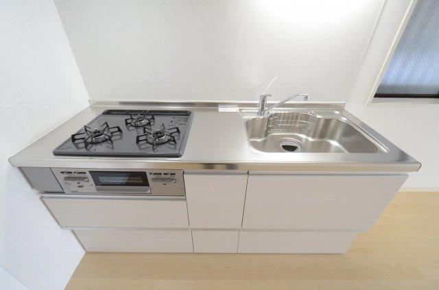 キッチン　窓付きのキッチンで換気がしやすくておすすめ！