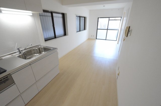 居室・リビング　出窓もついて明るいお部屋です。