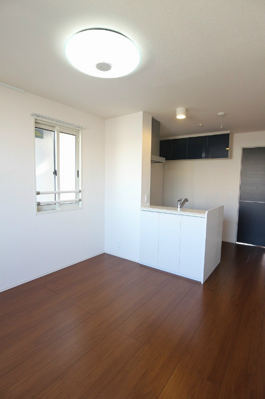 居室・リビング　出窓付きで風通しも良好です。