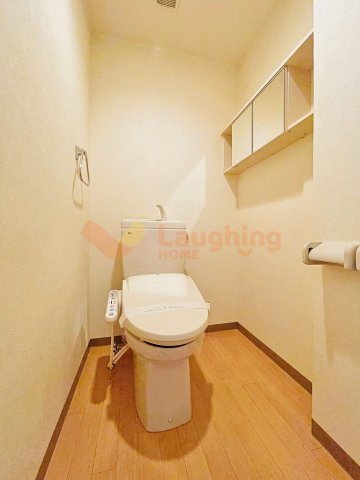 トイレ　落ち着いた色調のトイレです