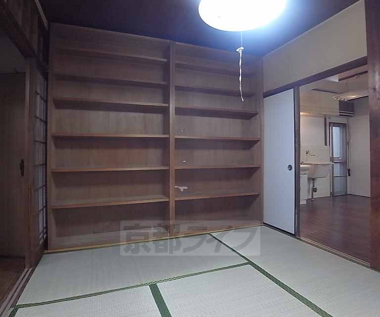 居室・リビング　大きな棚が特徴的な１階のお部屋です・