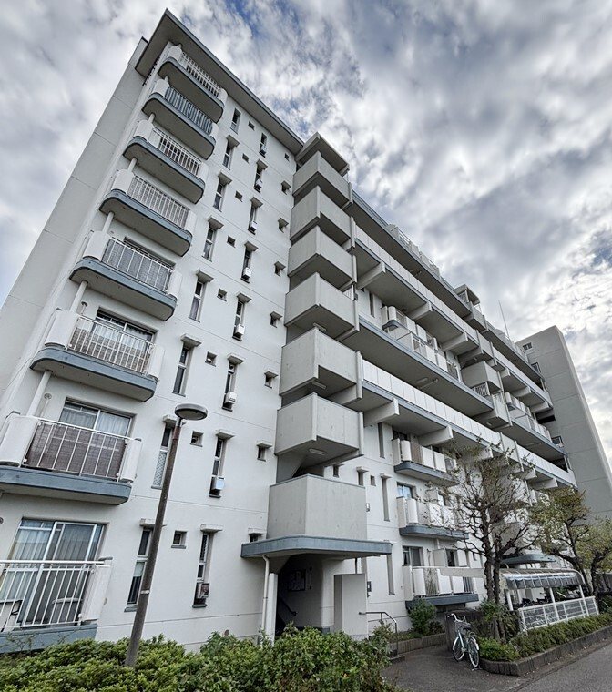 建物外観　吉川駅前住宅12号棟のご紹介は住まいの窓口　アソシエへお任せ