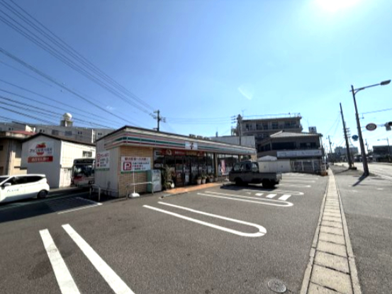 コンビニ　セブンイレブン（コンビニ）まで385m