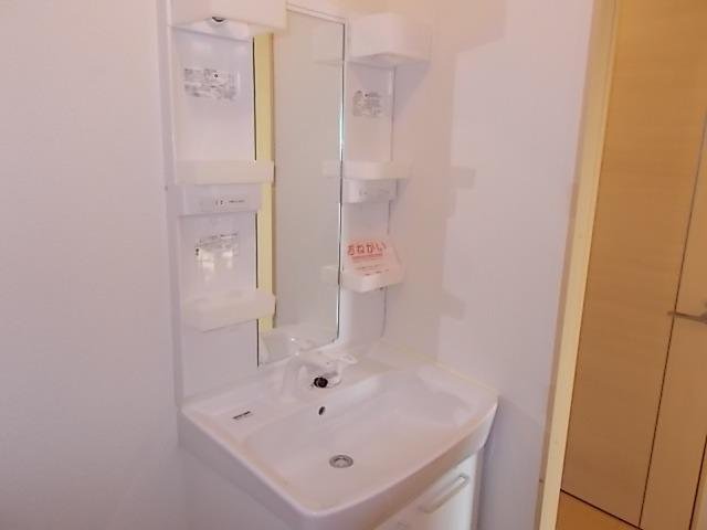 洗面設備　ゆったりとスペースのある洗面所