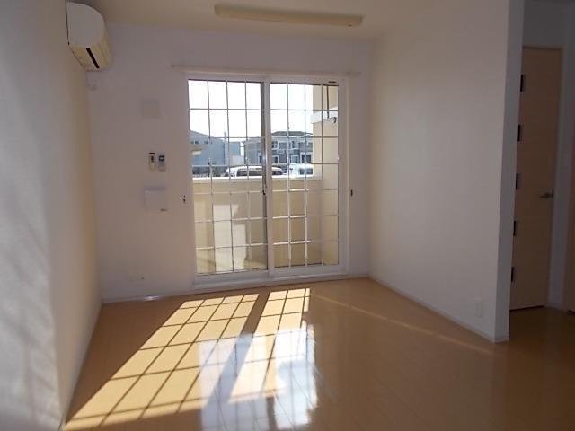 居室・リビング　こちらの居間で趣味の時間をお楽しみください