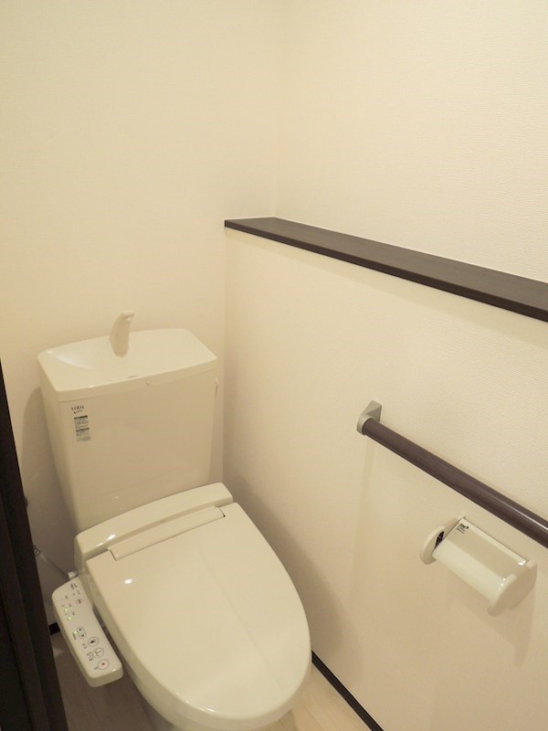 トイレ　トイレには手すりが設置されています