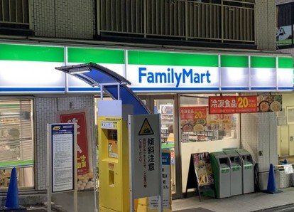 コンビニ　ファミリーマート牛込柳町駅前店（コンビニ）まで361m
