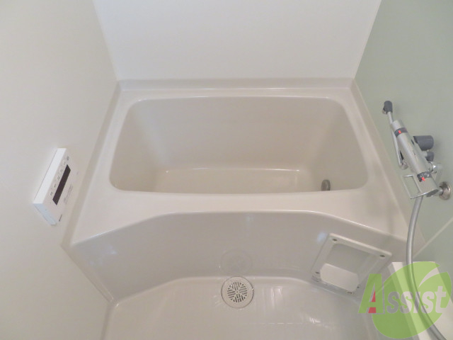 バス・シャワールーム　お風呂は追い焚き付き、十分な広さがございます