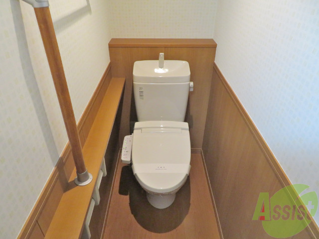 トイレ　トイレは手すりも付いていて広くてよさそうです
