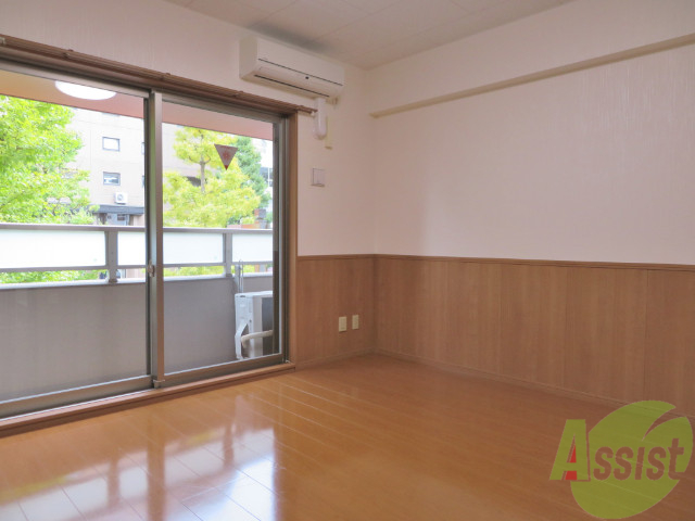 居室・リビング　８帖の広いお部屋で、壁も２色であたたかみのあるお部屋ですね