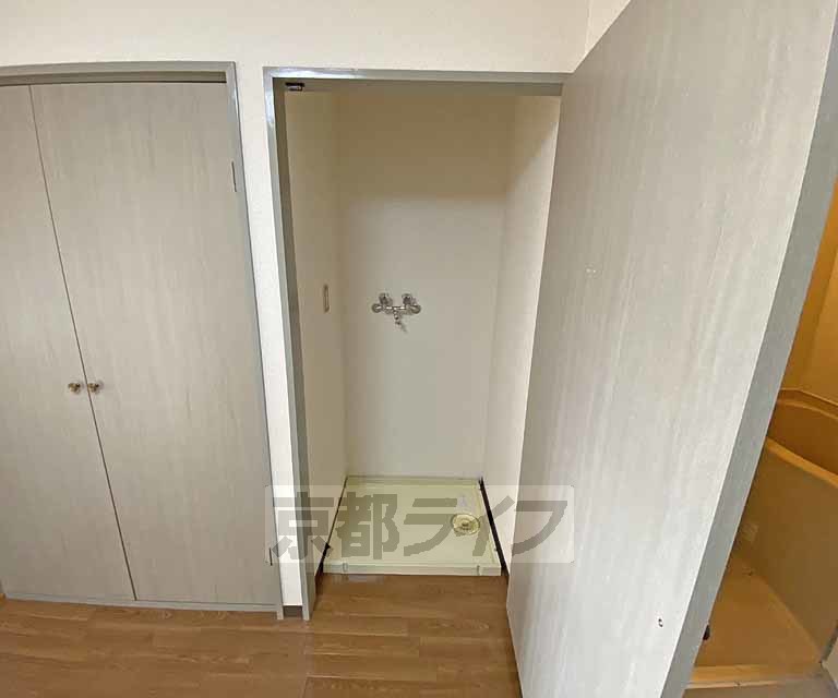 その他設備　洗濯機置き場です。扉付きでお部屋がすっきりとします。