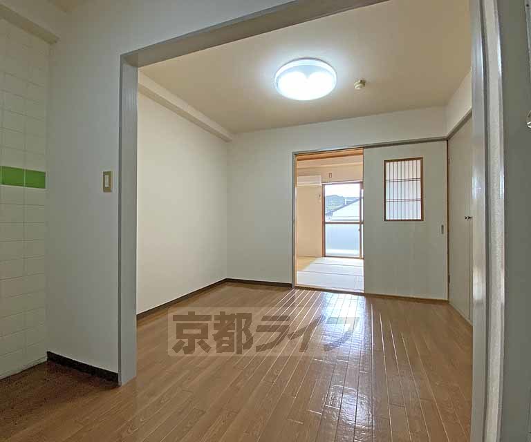 居室・リビング　ダイニングキッチンから和室方向です。大型バイクが屋根付...