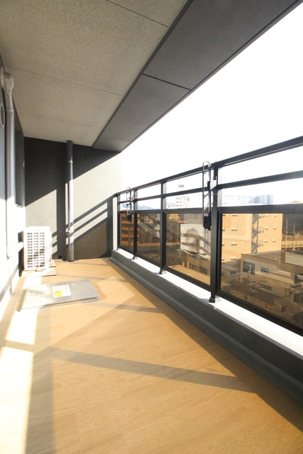 バルコニー　８０３号室モデルルーム写真※お部屋によって胃色味が異なる場合