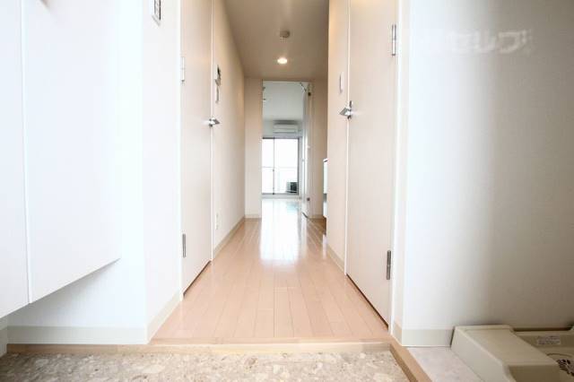 玄関　玄関まわり、とても広いですよ。