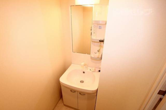 洗面設備　清潔感のあるシャワーヘッドの洗面台