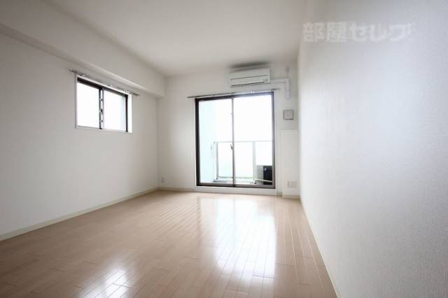 居室・リビング　角部屋なので日当たり良好ですよ。