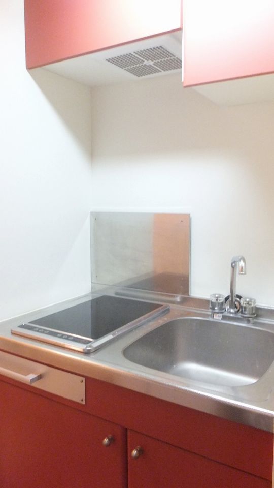 キッチン　2口の電気コンロ付き