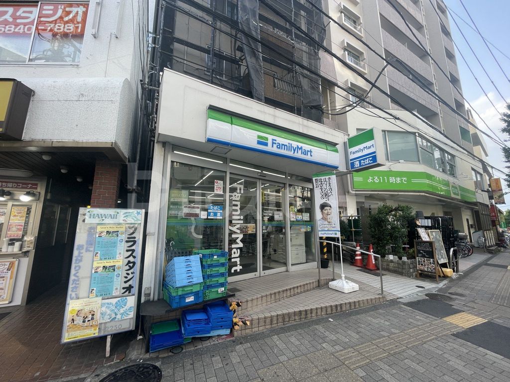 コンビニ　ファミリーマート白山五丁目店（コンビニ）まで70m