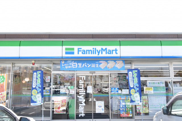 コンビニ　ファミリーマート東海中ノ池店（コンビニ）まで750m