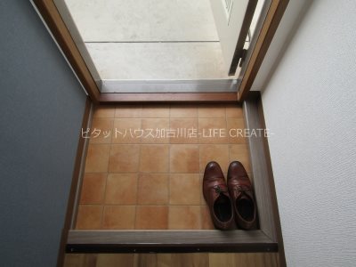 玄関　写真は別号室