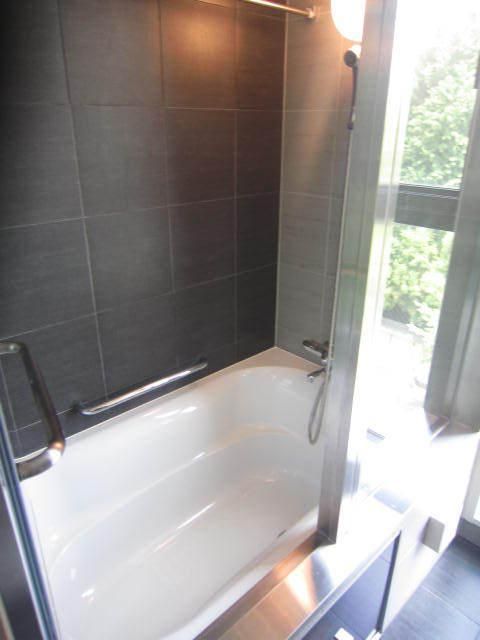 バス・シャワールーム　清潔感のあるバスルーム