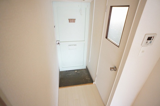 玄関　※別号室の写真となります