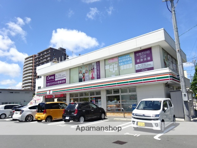 コンビニ　セブンイレブン（コンビニ）まで218m