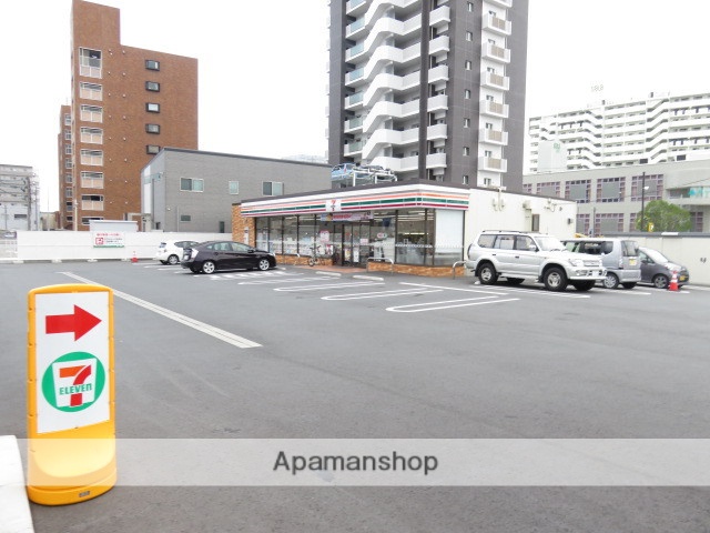 コンビニ　セブンイレブン（コンビニ）まで326m