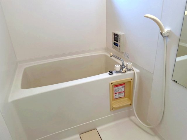バス・シャワールーム　コンパクトで使いやすいお風呂です