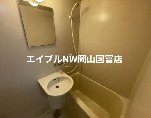 バス・シャワールーム　類似部屋の写真です。実際は少々異なる場合もございます。