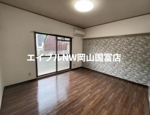 居室・リビング　類似部屋の写真です。実際は少々異なる場合もございます。