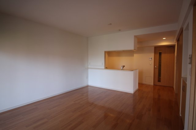 居室・リビング　現況優先。