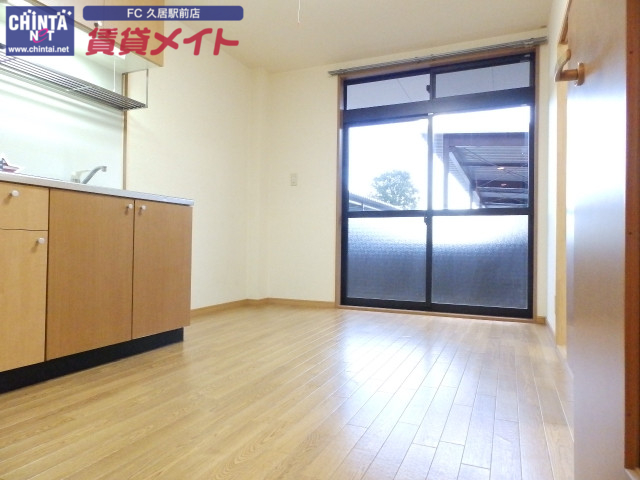 居室・リビング　同型参考写真です。