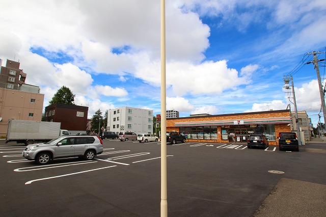 コンビニ　セブンイレブン札幌平岸4条店（コンビニ）まで311m