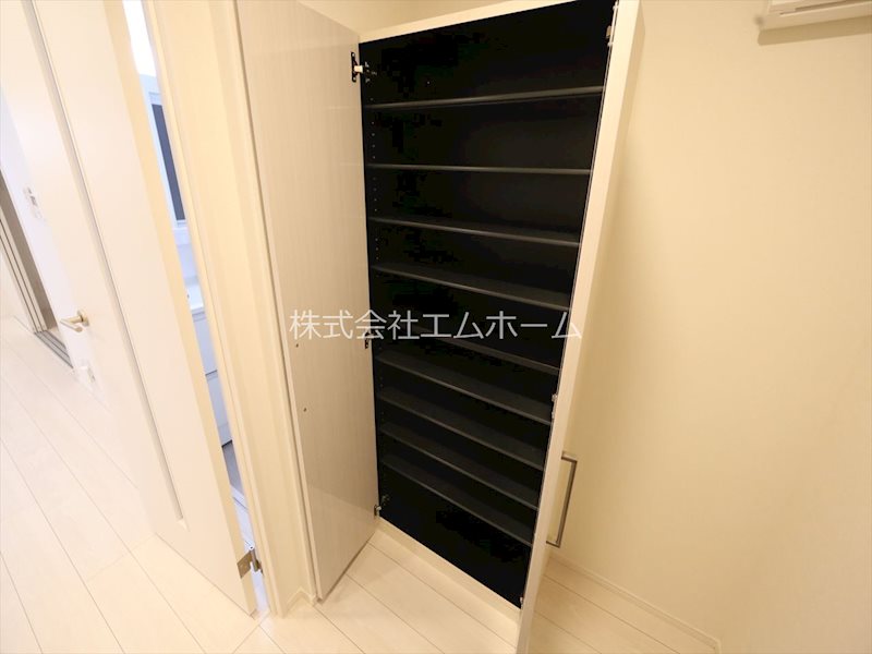 玄関　玄関　シューズボックス付（収納充実してます）