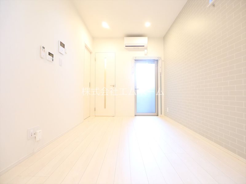 その他　ＬＤＫ8帖　エアコン完備　２面採光　バルコニー
