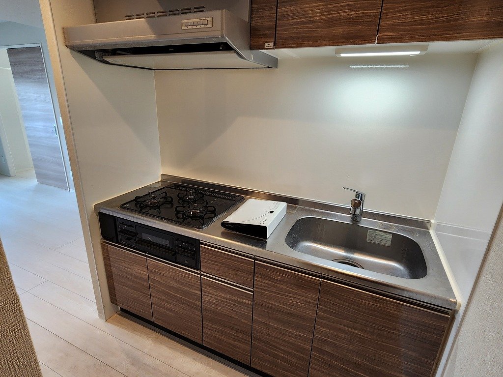 キッチン　３口ガスシステムキッチン　冷蔵庫置場あり