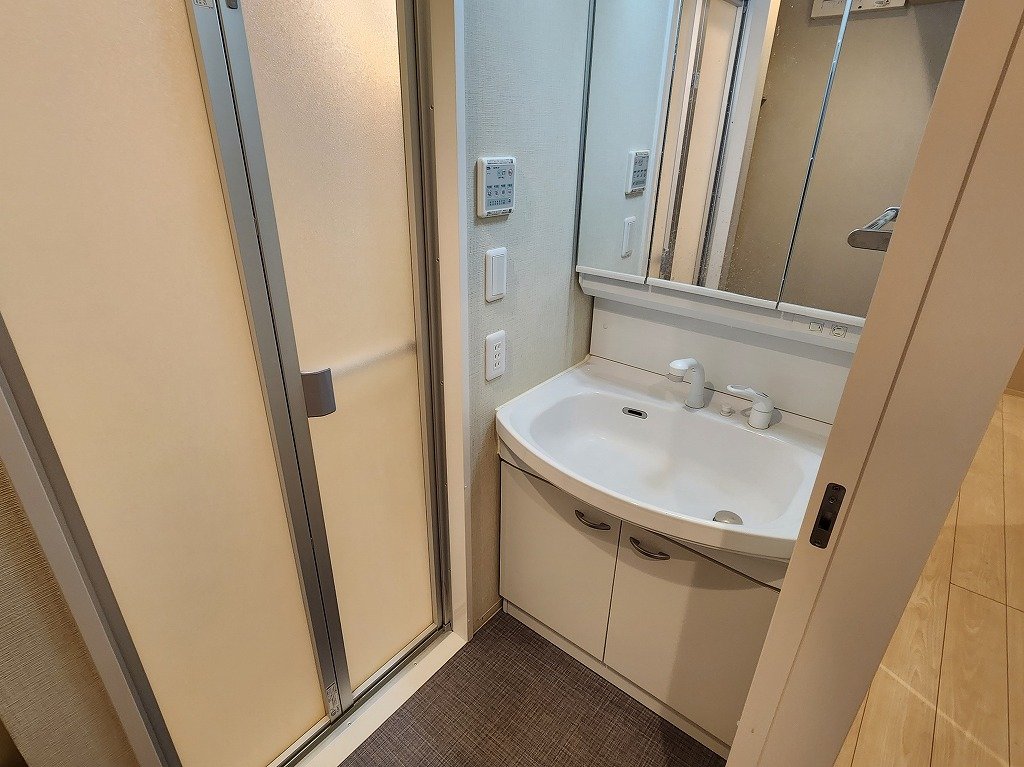 洗面設備　脱衣所　シャンプードレッサー付洗面台　洗濯機置場あります