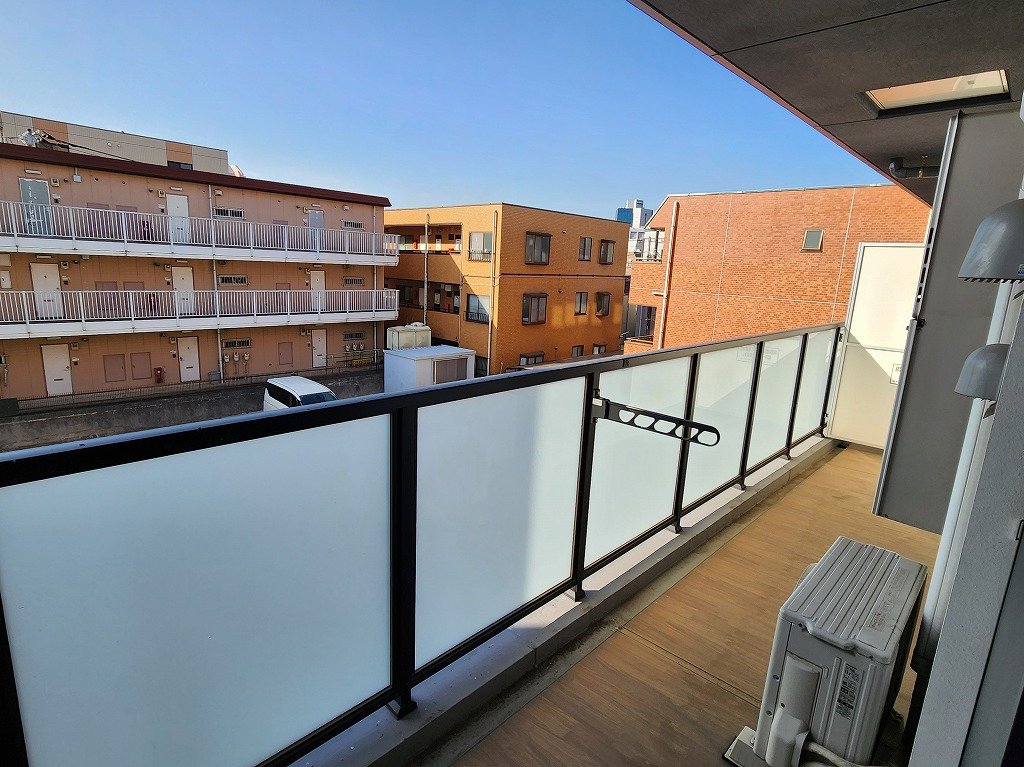 バルコニー　南西向き強化ガラスバルコニー